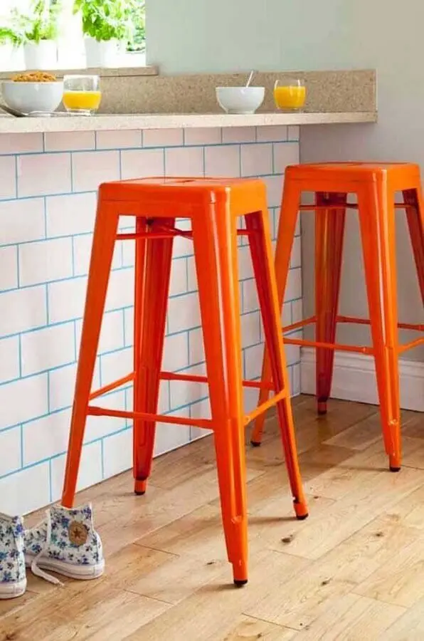 banqueta laranja para decoração de cozinha com metro white Foto Pinterest
