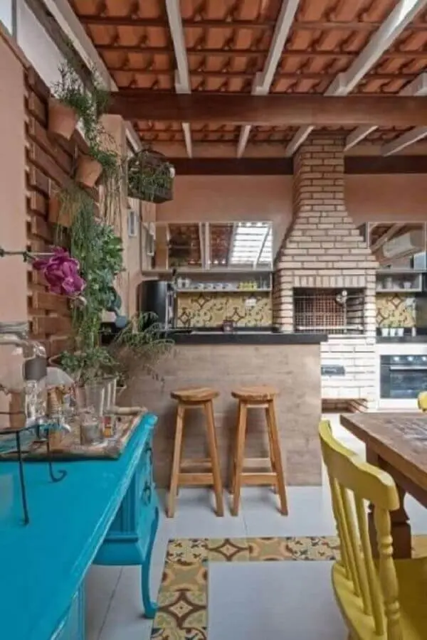 banquetas de madeira para área gourmet rústica decorada com churrasqueira com tijolinho à vista Foto Simples Decoração