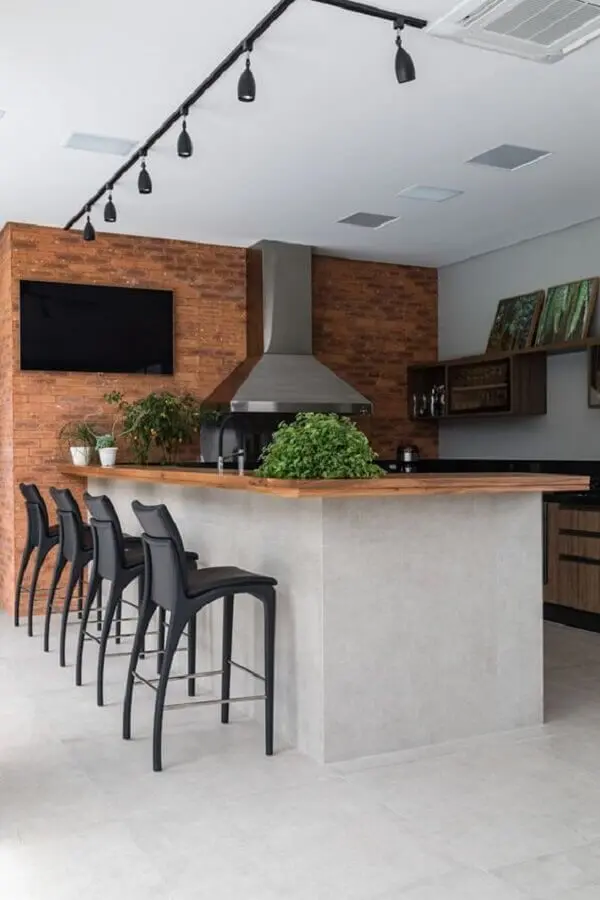 banquetas modernas para área gourmet decorada com parede tijolinho e bancada de madeira Foto Pinterest