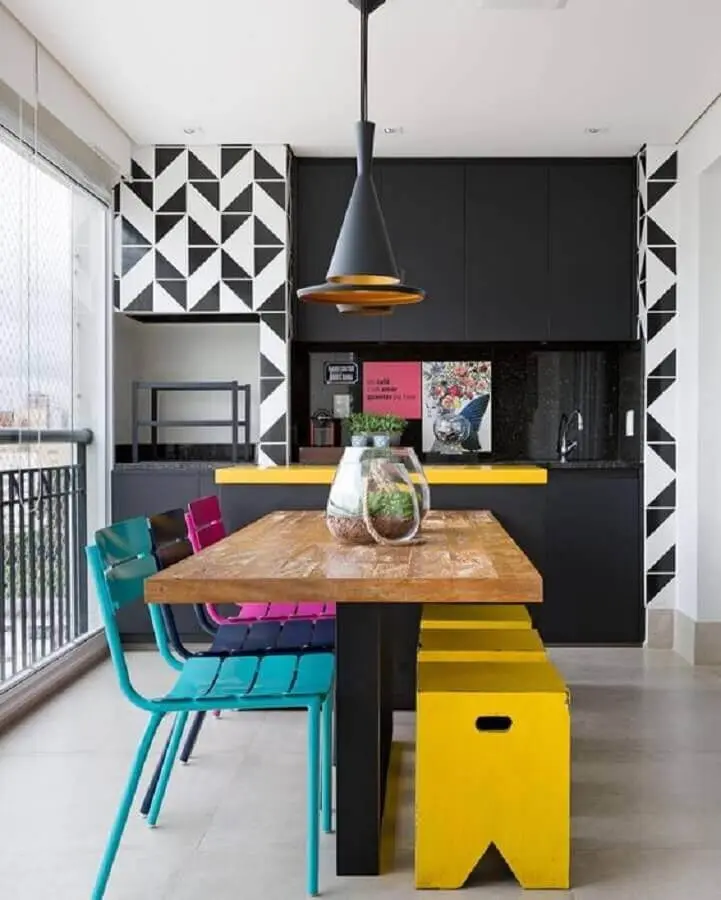 cadeiras coloridas para decoração de varanda gourmet com armários pretos planejados Foto Dicas de Mulher