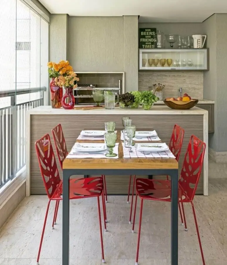 cadeiras vermelhas para decoração de varanda de apartamento planejada com churrasqueira Foto Pinterest