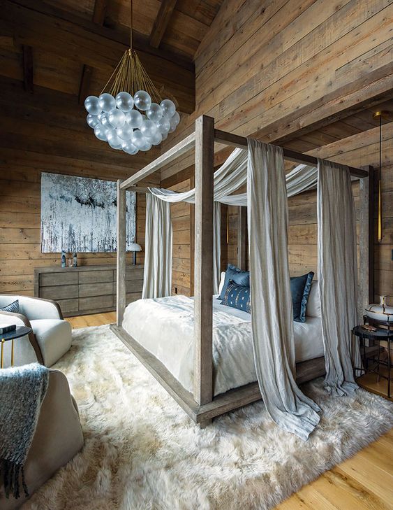 Cama de madeira com dossel e cortinas