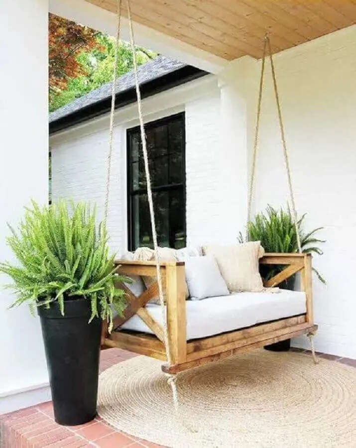 casa com varanda decorada com poltrona balanço suspensa Foto Pinterest