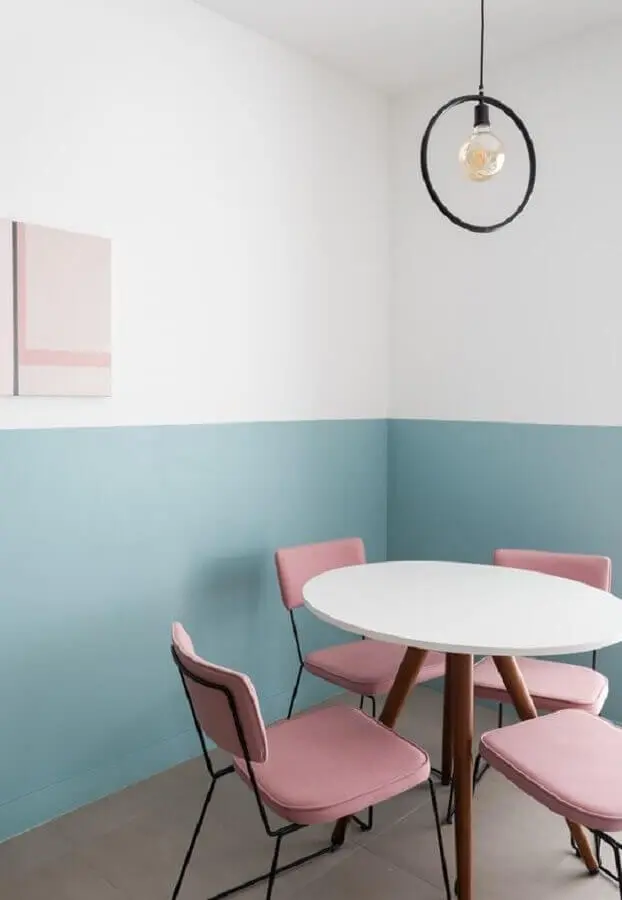 cor azul bebê para decoração de sala de jantar minimalista com cadeiras cor de rosa  Foto Life by Lufe