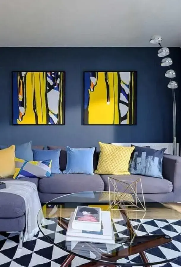cor azul escuro para sala de estar decorada com tapete geométrico  Foto Pinterest