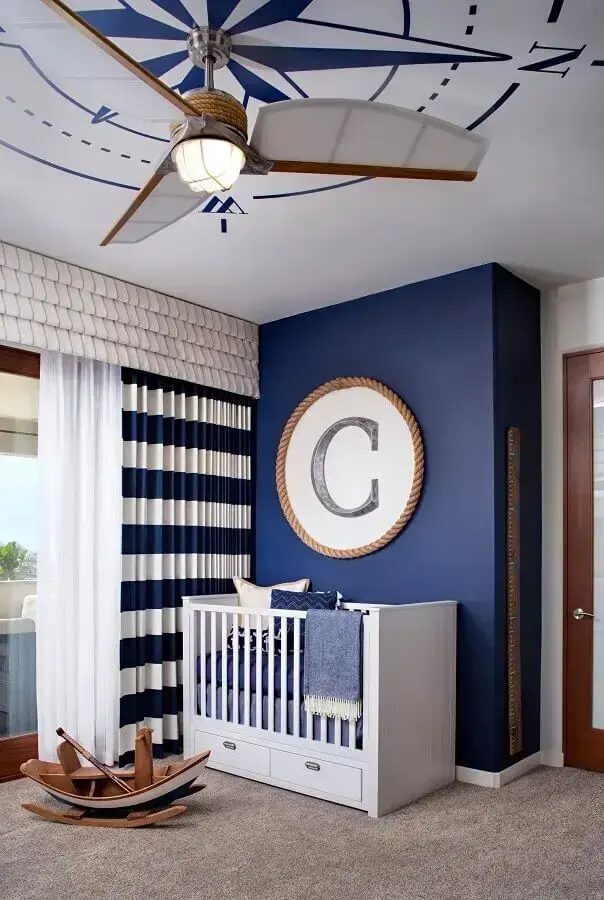 cor azul marinho e branco para quarto de bebê decorado com cortina listrada Foto Decoist
