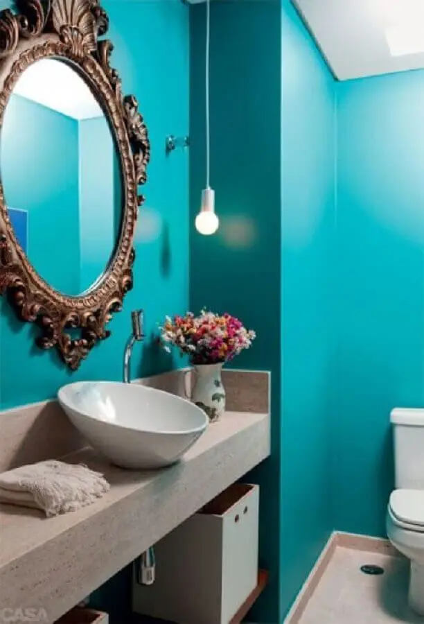 cor azul turquesa para decoração de banheiro com espelho clássico  Foto Pinterest