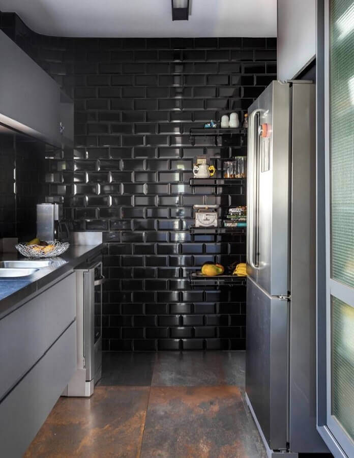 cozinha cinza moderna decorada com revestimento metro white preto Foto Pinterest