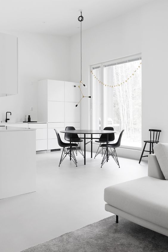 Piso branco liso na cozinha minimalista 