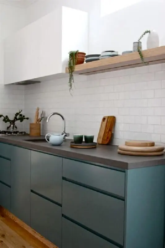 cozinha pequena decorada com armários planejados e revestimento branco liso Foto Pinterest