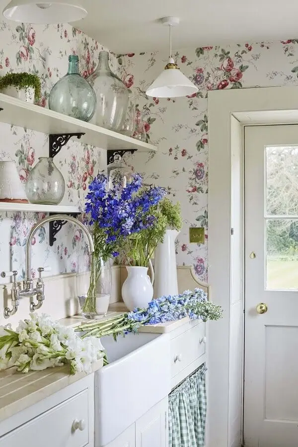 cozinha simples decorada com papel de parede floral romântico Foto Yandex