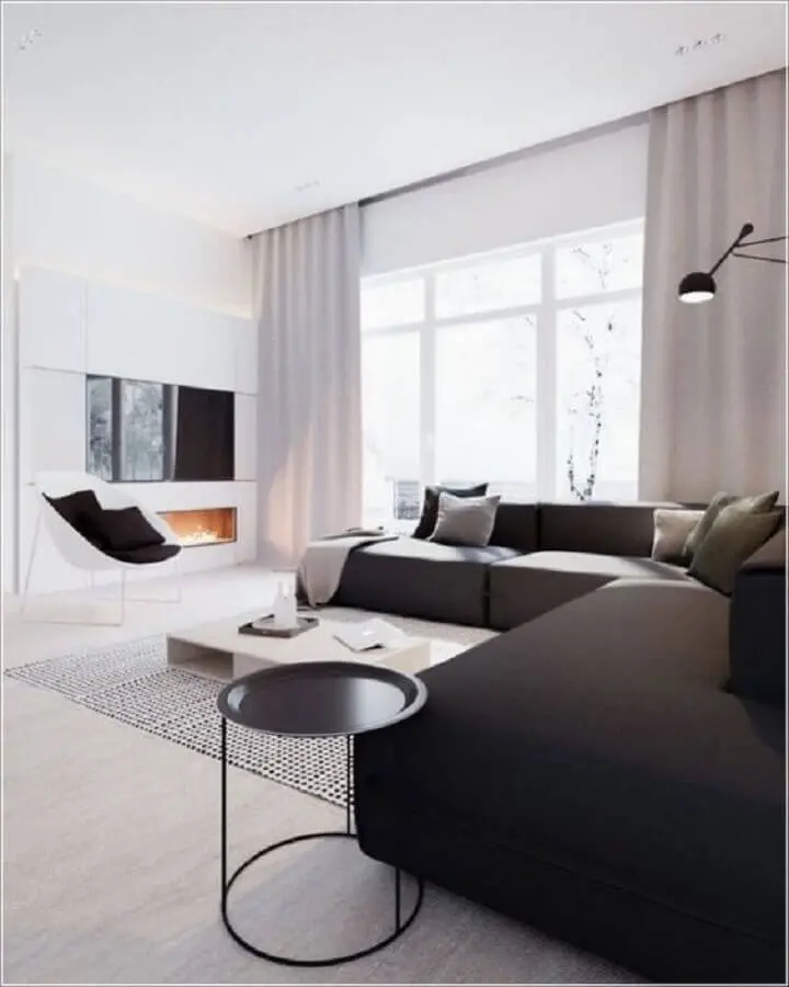 decoração de sala minimalista com lareira e sofá grande e confortável Foto Futurist Architecture