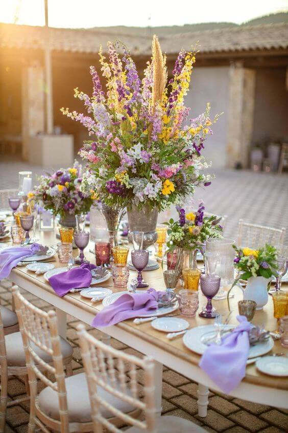 Decoração de mesa de jantar com flores lavanda