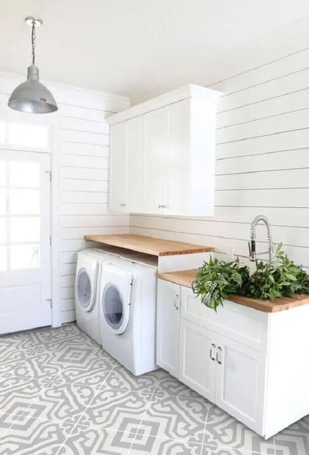 decoração clean com armario para lavanderia branca decorada com bancada de madeira Foto Pinterest