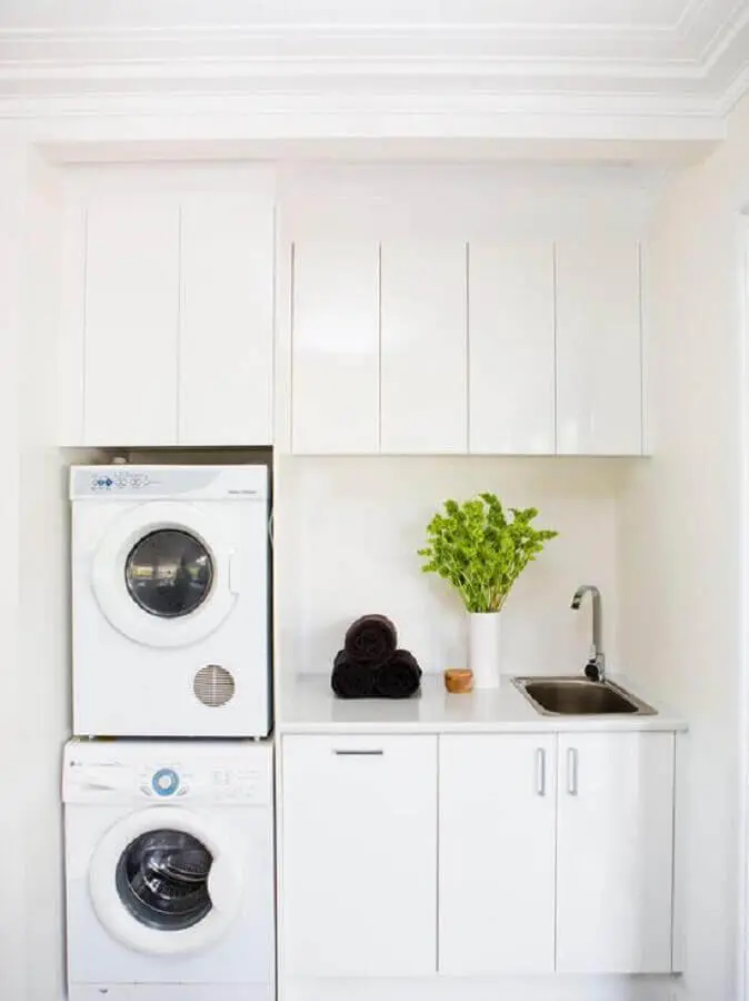 decoração clean com armário de parede para lavanderia pequena toda branca Foto Pinterest