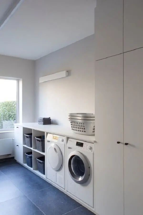 decoração clean com armário grande para lavanderia planejada toda branca Foto Pinterest