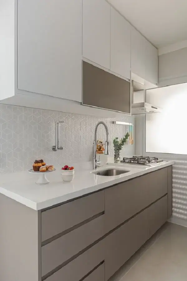 decoração clean para cozinha com revestimento branco e armário cinza planejado Foto Arquiteto em Casa