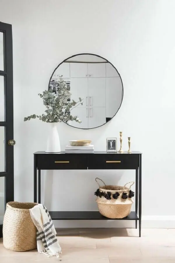 decoração clean para hall de entrada com aparador pequeno com gaveta preto e espelho redondo Foto Pinterest