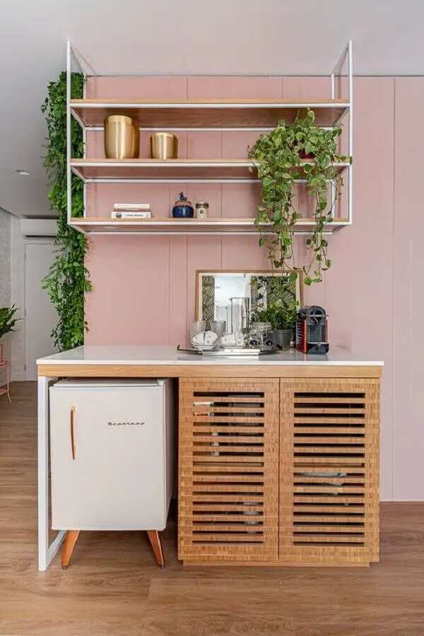 decoração com aparador buffet pequeno de madeira com espaço para frigobar Foto Duda Senna