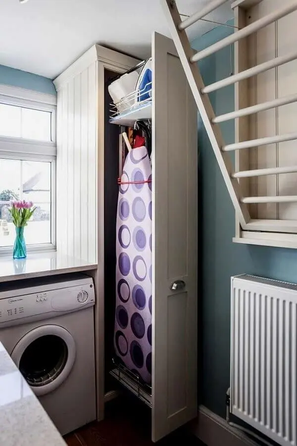 decoração com armário para lavanderia com tábua de passar planejado Foto Pinterest