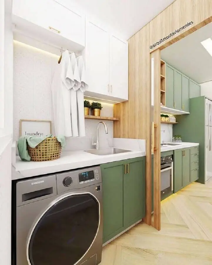 decoração com armário para lavanderia pequena planejada na cor verde e branca Foto Arquiteto Otávio Mendes