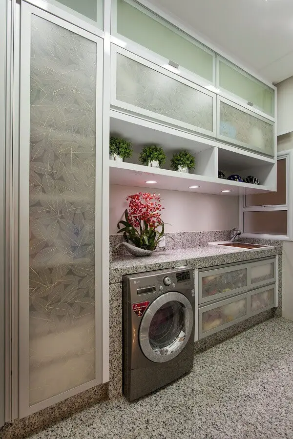 decoração com bancada de granito e armário para lavanderia planejado com portas de vidro Foto Aquiles Nicolas Kilaris