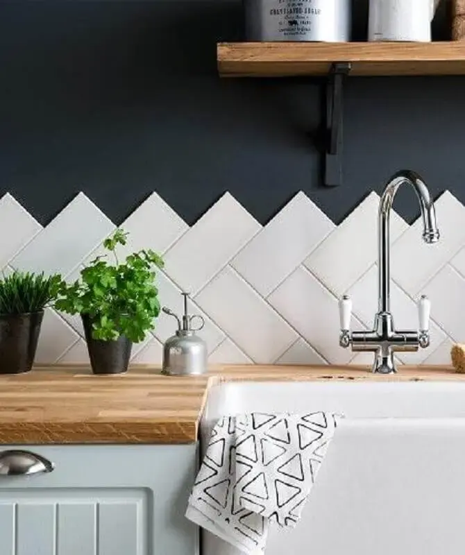 decoração com bancada de madeira e revestimento branco para cozinha Foto Casa Montada