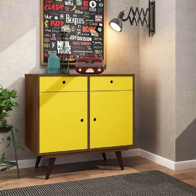 decoração com buffet pequeno retrô de madeira com porta amarela Foto Pinterest