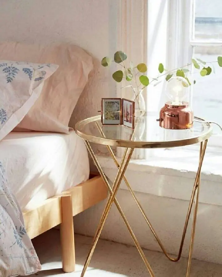 decoração com mesa de canto de vidro para quarto Foto Pinterest