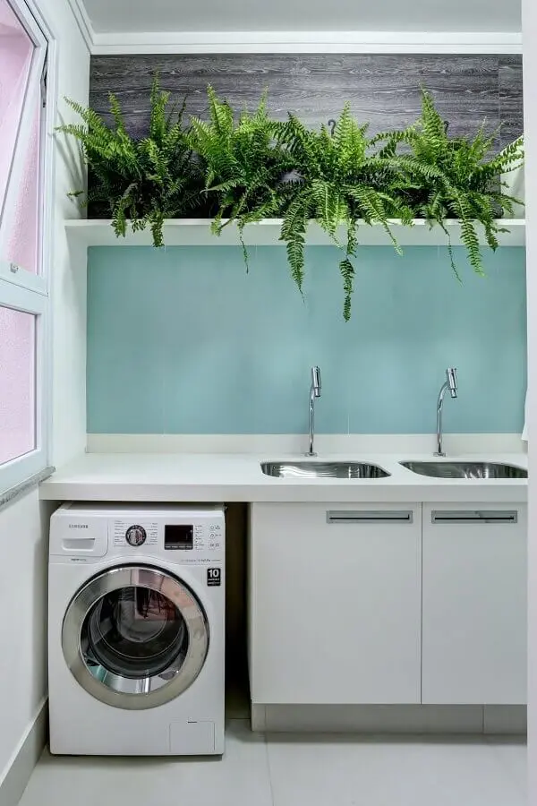 decoração com plantas e armário para lavanderia planejado pequeno Foto Conexão Décor