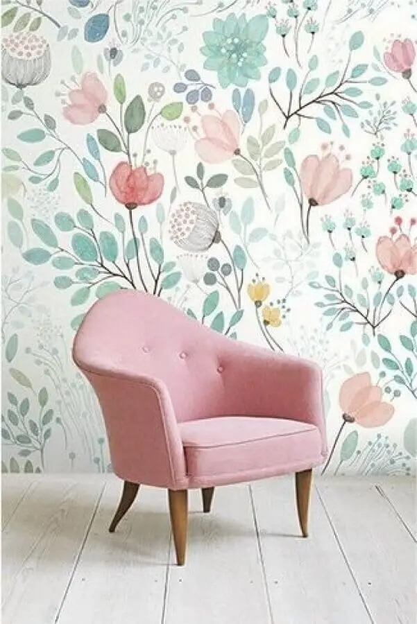 decoração com poltrona rosa e papel de parede floral romântico Foto We Heart It
