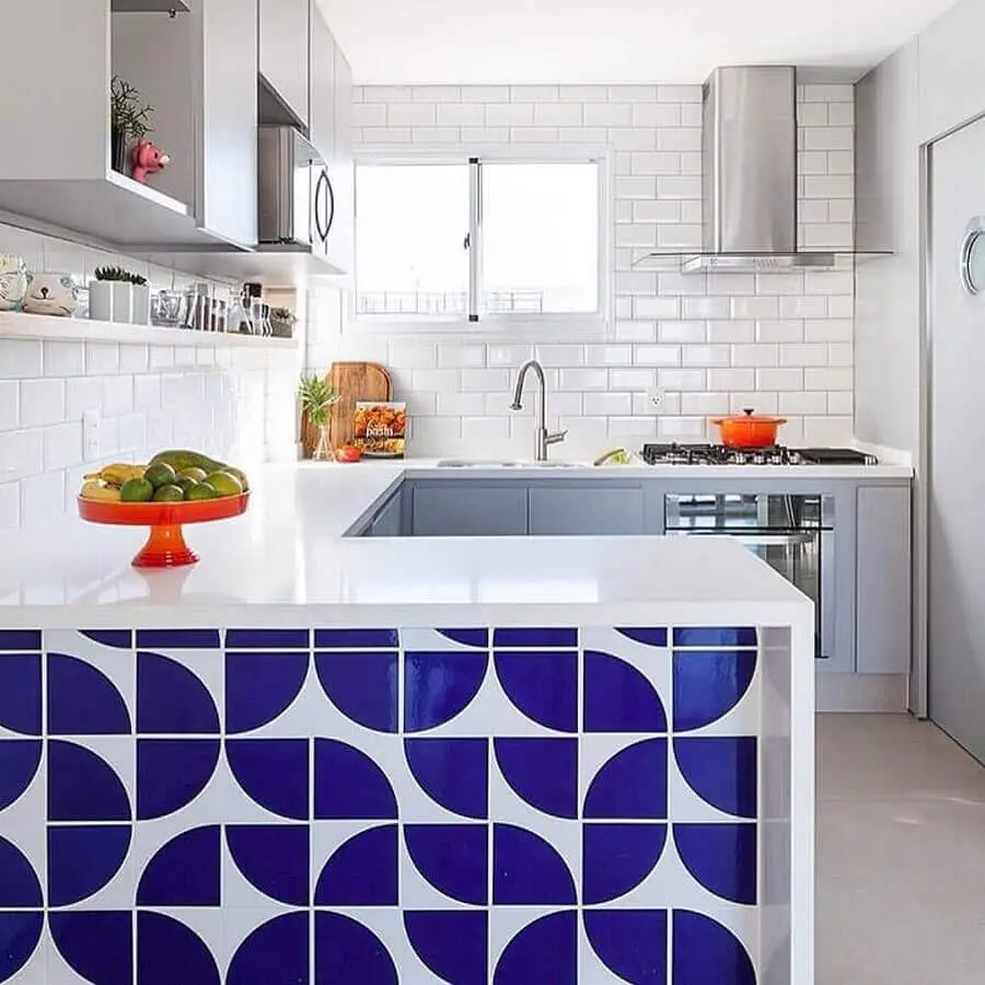 decoração com revestimento branco para cozinha em U Foto Pinterest