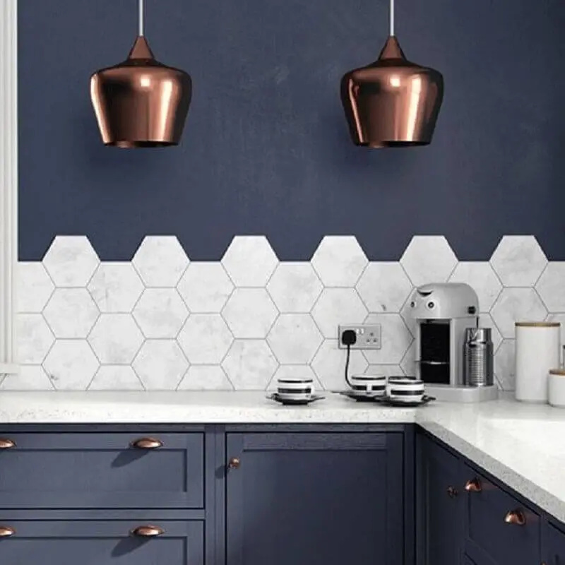 decoração com revestimento hexagonal branco para cozinha com parede azul escura Foto Liliana Zenaro Interiores
