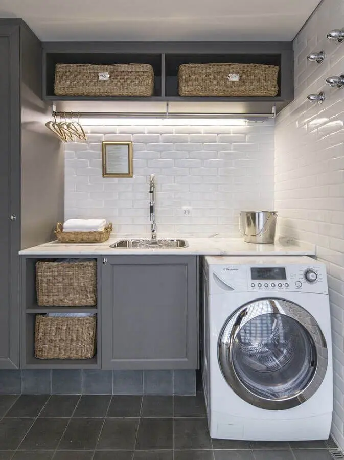 decoração com revestimento metro white e armário para lavanderia planejado cinza Foto Pinterest
