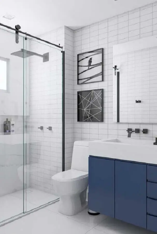decoração de banheiro branco com armário na cor azul escuro Foto Pinterest