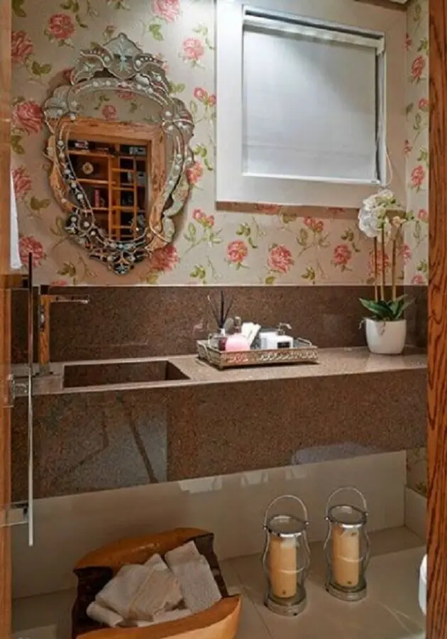 decoração de banheiro com espelho vintage e papel de parede romântico feminino Foto Pinterest