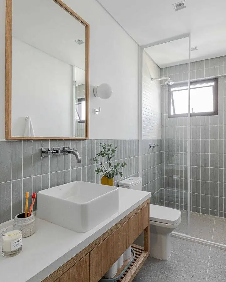 decoração de banheiro com gabinete de madeira e metro white cinza Foto Duda Senna