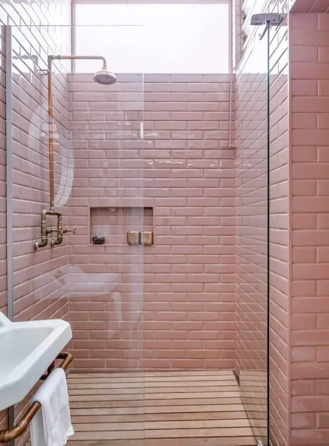decoração de banheiro com metro white rosa Foto DecorHolic