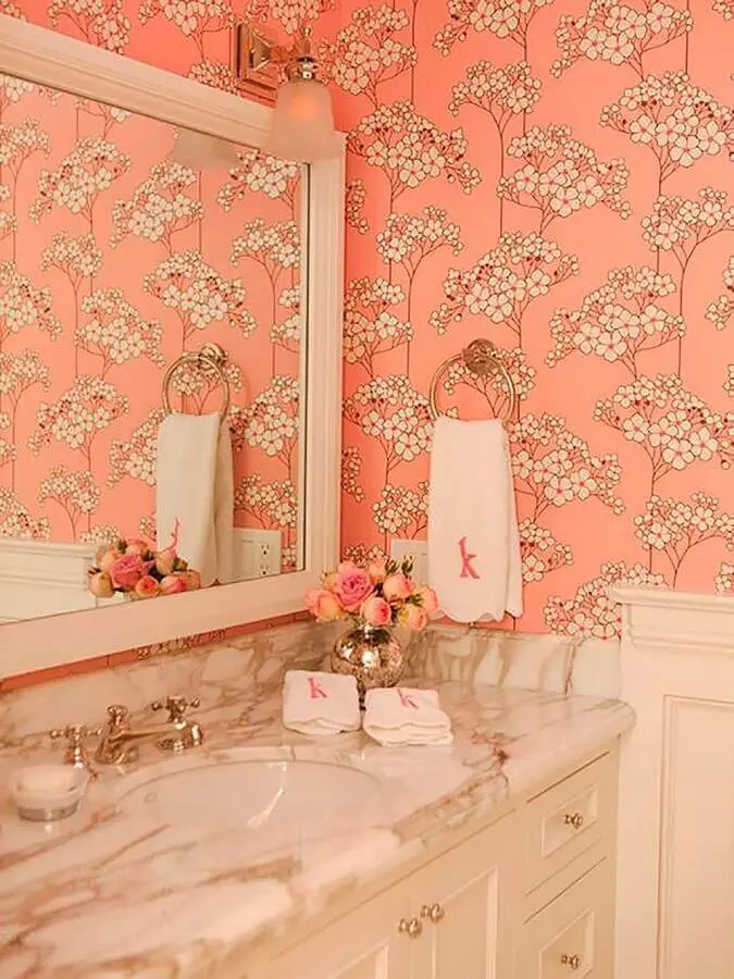 decoração de banheiro com papel de parede romântico feminino Foto Achados da Decoração