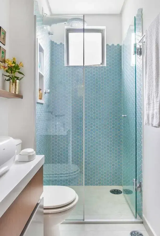 decoração de banheiro pequeno com revestimento na cor azul claro para área do box Foto Pinterest