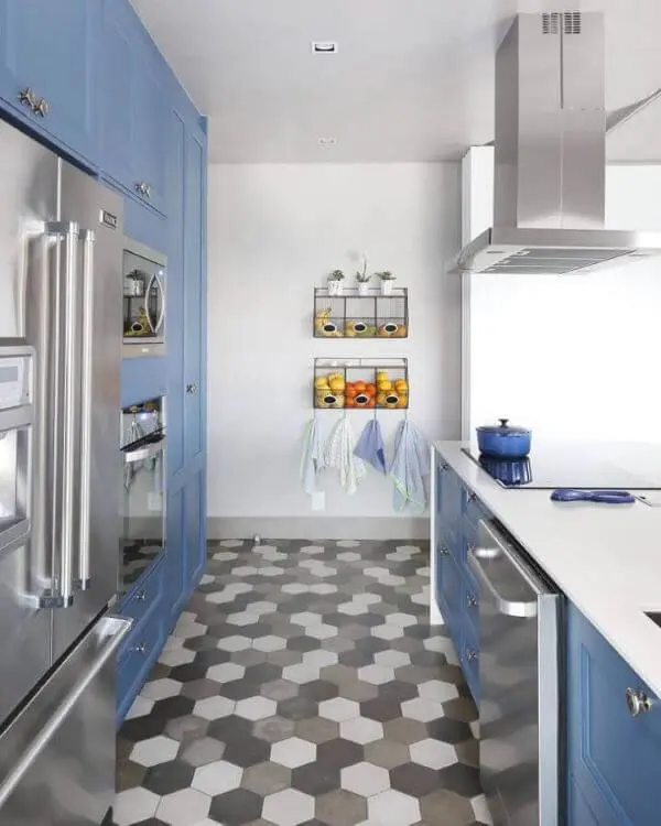 Cozinha com decoração azul planejada