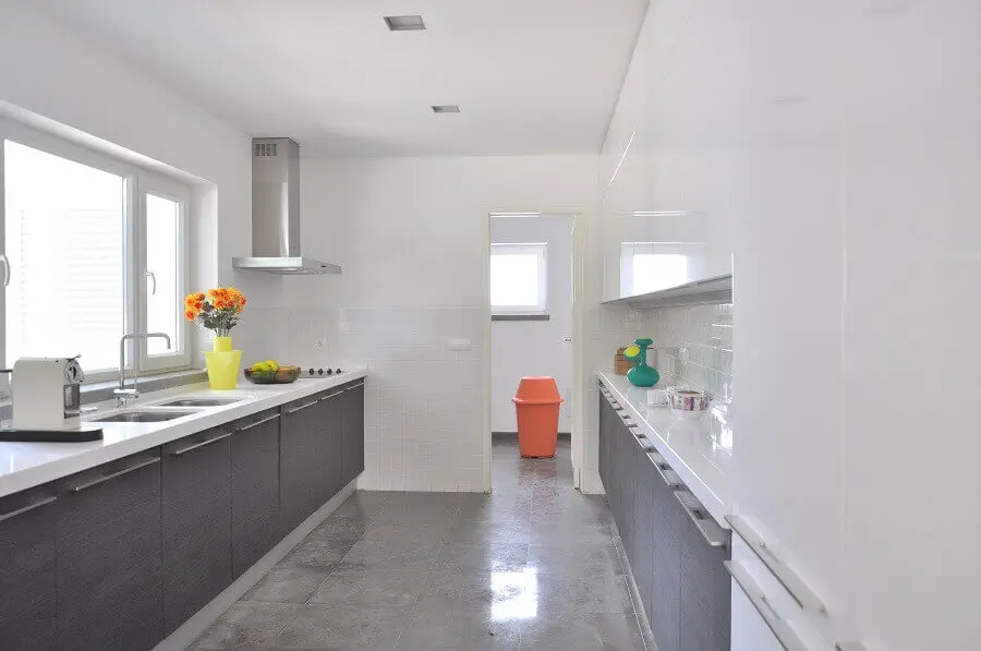 decoração de cozinha branco e cinza - Foto habitissimo