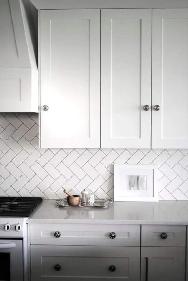 decoração de cozinha com metro white e armário planejado com estilo clássico Foto Casa de Valentina