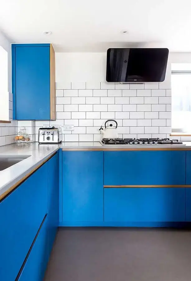 decoração de cozinha com metro white e armário planejado na cor azul royal Foto Casa de Valentina