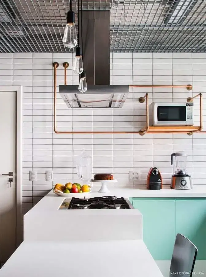 decoração de cozinha com revestimento branco e armário verde água Foto Histórias de Casa