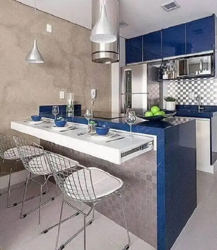 decoração de cozinha pequena na cor azul marinho e cinza Foto Pinterest