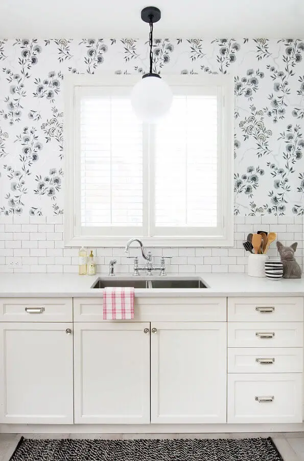 decoração de cozinha planejada branca com papel de parede floral romântico Foto Vanessa Francis Interior Design