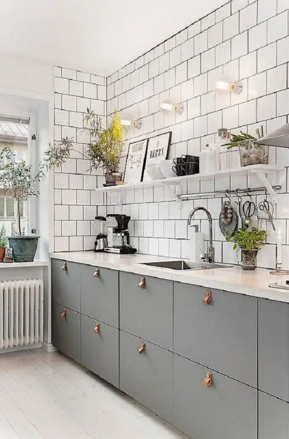 decoração de cozinha planejada com armários cinza e revestimento branco liso Foto Bloglovin'