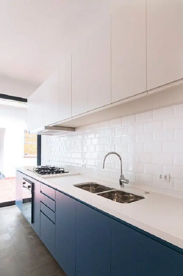 decoração de cozinha planejada com revestimento cerâmico branco Foto INÁ Arquitetura