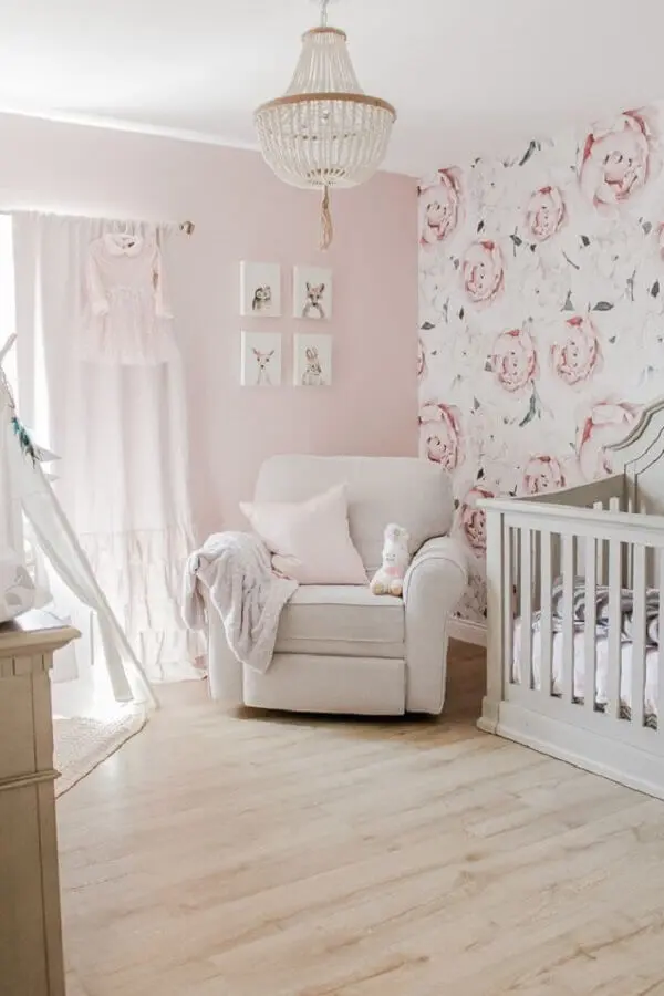 decoração de quarto de bebê com papel de parede romântico feminino floral Foto Histórias de Casa